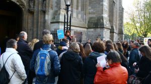 Verzamelen voor de ingang van de Sint-Janskathedraal